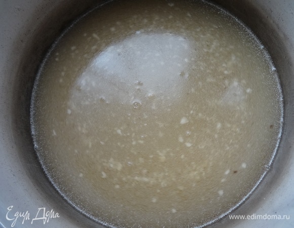 По окончании варки процедить содержимое кастрюли и остудить до комнатной температуры. С бульона снять лишний жир, который при остывании будет сверху.