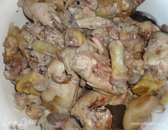 Разобрать сваренные мясные продукты: удалить все кости, лавровый лист, перец горошком, крупные куски мяса порезать или порвать руками на волокна.