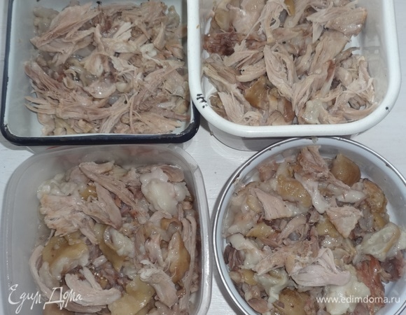 Мясо уложить в формочки. Я обычно делаю «мужской» и «женский» холодец. Для мужчин я кладу побольше жирка, шкурки, хрящиков, а для женщин побольше мяса.