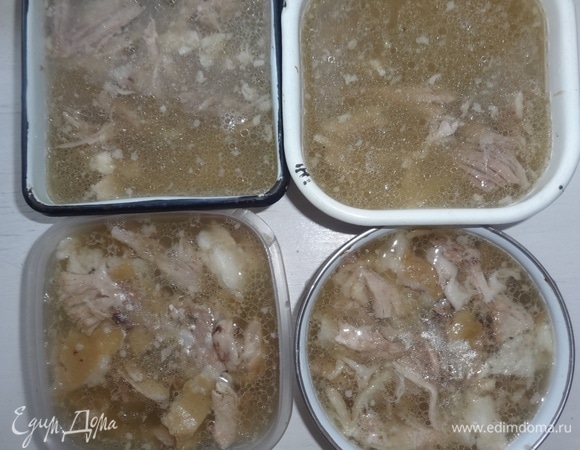 Залить остывшим бульоном. Предварительно попробовать на соль, если нужно, досолить. Бульон должен быть слегка солоноватым, потом он соединится с не слишком соленым мясом, и будет нормально. Поставить формы с холодцом в холодильник на несколько часов. Если холодец сварен правильно, он застывает быстро. У меня застыл в течение 1 часа.