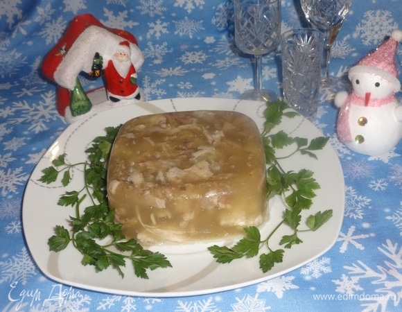 Перед подачей выложить холодец из формы на тарелку. Украсить зеленью.