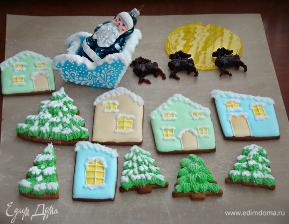 Декоративные детальки для торта готовы. Теперь можно приступить к украшению. Для этого взбить сливочное масло комнатной температуры в светлую пышную массу. Добавить сливочный сыр и сахарную пудру с щепоткой ванилина и все еще раз тщательно взбить. Крем разделить на две части - большую и меньшую. Большую часть окрасить в синий цвет, для имитации ночного неба. Украсить торт по своему вкусу.