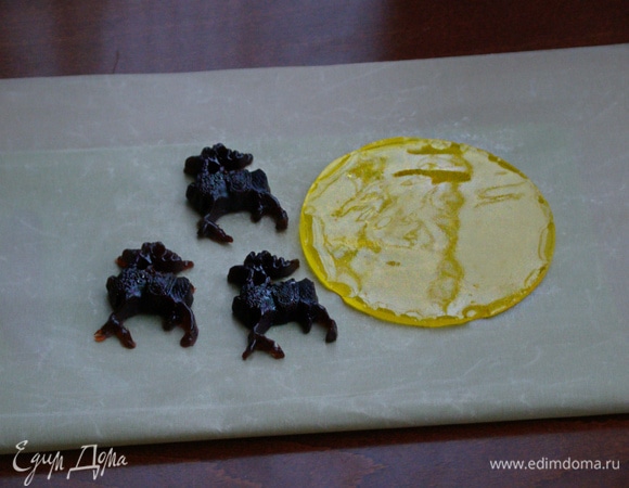 Мне нравится изомальт тем, что его можно окрашивать в любые цвета. Изомальт — это низкокалорийная сахароза на основе заменителя сахара, которую получают из сахарной свеклы, поэтому его можно как детям, таки тем, кто следит за своей фигурой.