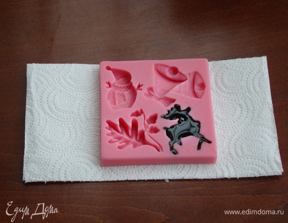 Из изомальта приготовим карамельных оленей и луну.