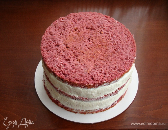 Таким образом собранный торт поставить в холодильник для стабилизации крема и пропитки бисквита.