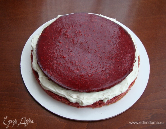 Приступаем к сборке торта. Для этого один корж установить на блюдо. Сверху нанести 1/4 часть крема, аккуратно уложить малиновое конфи. Сверху нанести еще 1/4 часть крема и накрыть вторым коржом. Все повторить еще раз.