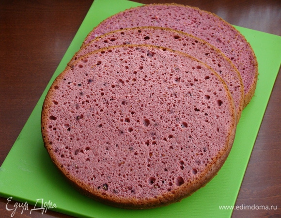 Бисквит разрезать на три коржа. Коржи получаются в меру влажными и не требуют дополнительной пропитки.