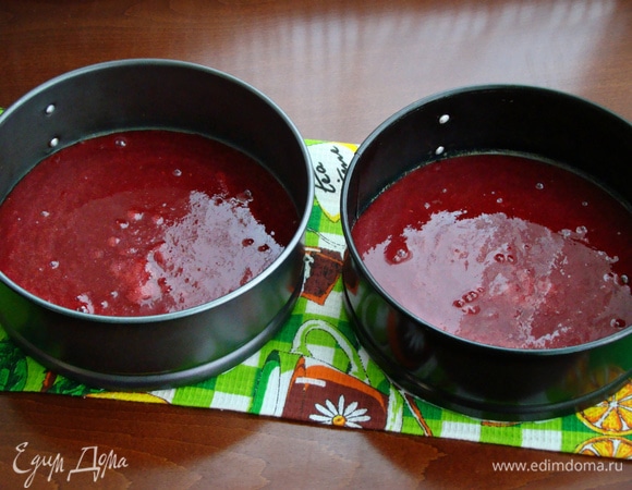 Конфи разлить по двум формам (16 см) и поставить в холодильник для застывания.