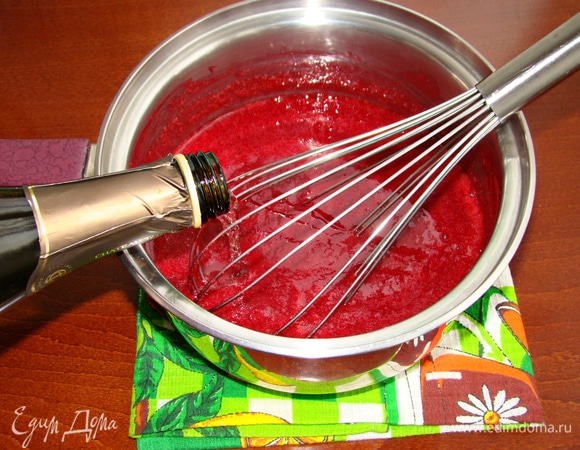 Добавить шампанское и снова перемешать.