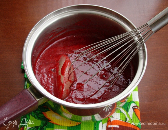 В горячее пюре добавить набухший желатин и тщательно перемешать.