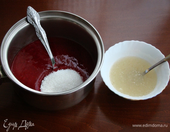 Пюре прогреть с сахаром, до полного растворения сахара. Снять с огня.