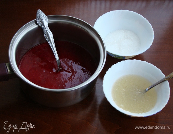 Тем временем приготовим конфи. Для этого малину пробить блендером. Желатин замочить в небольшом количестве холодной воды.