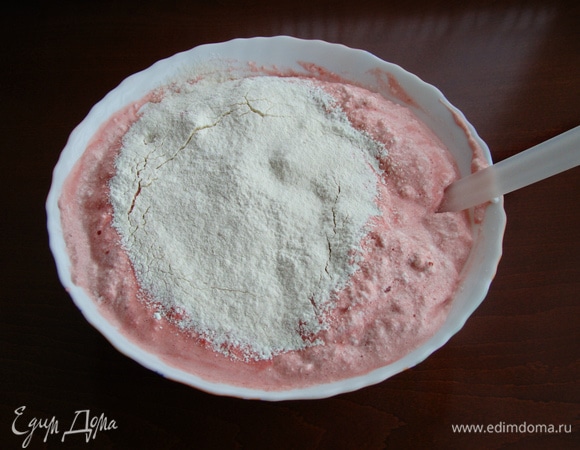 Затем частями всыпать просеянную с разрыхлителем муку, так же аккуратно перемешивая.