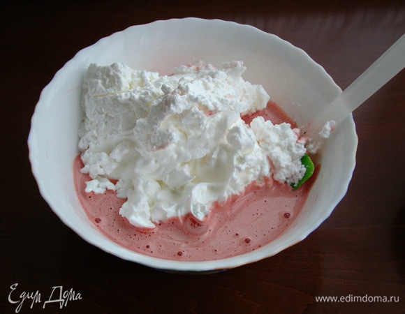 К желтковой массе частями добавлять взбитые белки, каждый раз аккуратно перемешивая лопаткой.