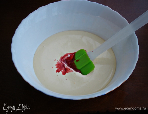 Малиновую смесь влить ко взбитым желткам и перемешать. При желании для яркости цвета, можно добавить пару капель пищевого красителя.