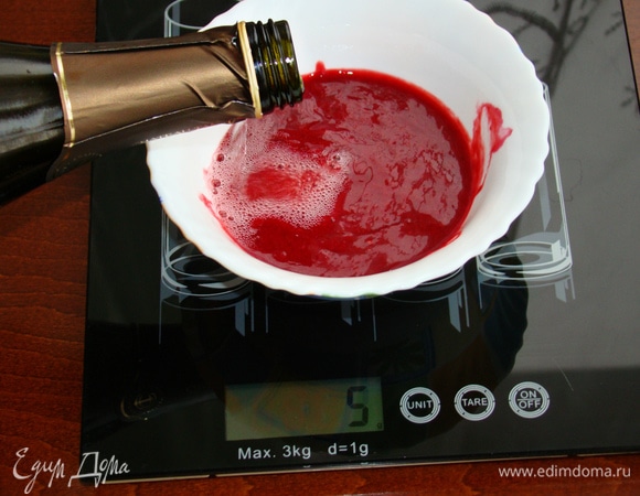 К малиновому пюре влить шампанское и тщательно перемешать.