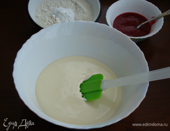 Желтки взбить в пышную светлую массу.