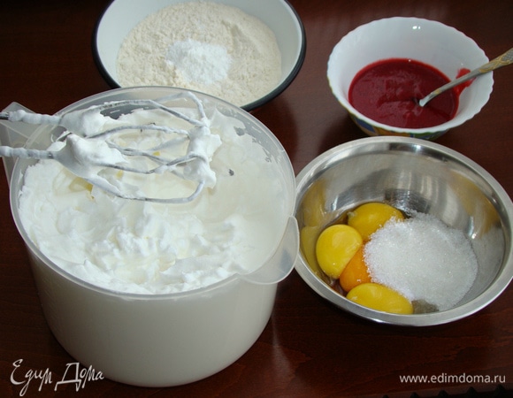 Половину нормы сахара всыпать к желткам, остальную всыпать частями во взбиваемые белки. Белки взбить в крепкую пышную, устойчивую массу.