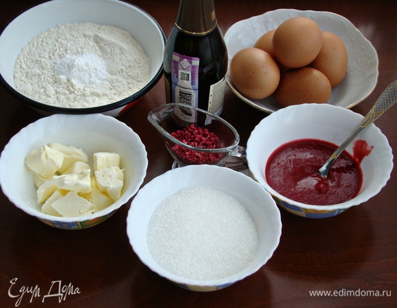 Приготовить все необходимые ингредиенты. Яйца разделить на белки и желтки. Малиновое пюре я приготовила сама, пробила блендером 150 г малины и протерла через сито.