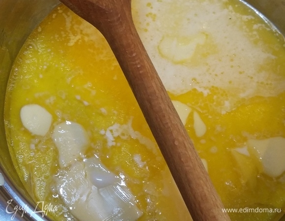 Вскипятить воду вместе с молоком, солью и сахаром.