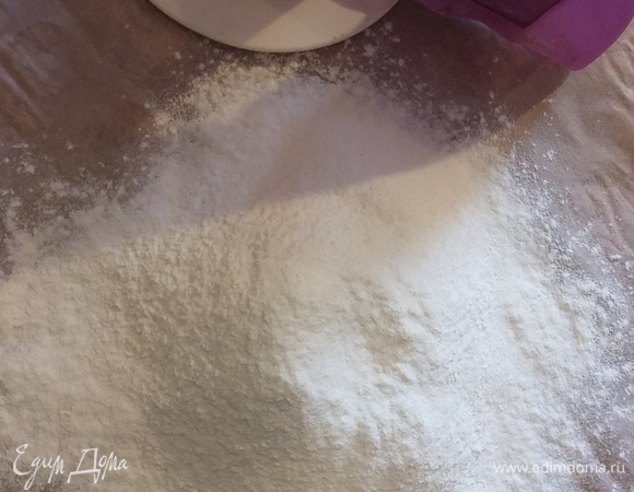 Просеять на лист пергамента муку и быстро всыпать ее в кипящее молоко.