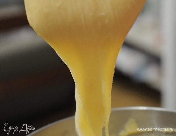 Дать тесту остыть. Перемешать вилкой яйца и вводить их частями в тесто, каждый раз вымешивая до однородности и гладкости. Для заварного тесто хорошо использовать планетарный миксер. Последнюю порцию яиц вводить очень аккуратно-тесто должно стекать «треугольником» с лопатки. В зависимости от силы муки (лучше взять «сильную» муку, с большим содержанием белка) может понадобится больше или меньше яиц. Жидким тесто быть не должно!