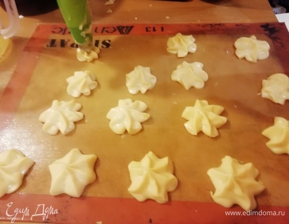 Переложить тесто в кондитерский мешок и отсадить на силиконовый коврик.