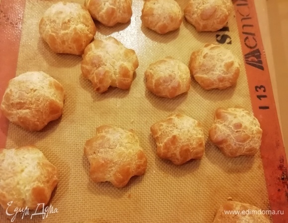 Готовить в разогретой до 170°C духовке. Выпекать до красивого румяного цвета. Остудить и снять с коврика.