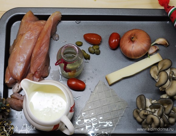 Приступим к начинкам. Первой будет мясная. Используем диетическую рождественскую индейку. Можно конечно взять куриное филе или готовый фарш из индейки, но результат будет не тот. Грибы вешенки также при отсутствии можно заменить шампиньонами, но индюшка хорошо сочетается именно с ароматными вешенками. Сыр для обсыпки я использовала швейцарский грюйер. Можно взять пармезан, но сыр должен быть именно твердый, полутвердый.