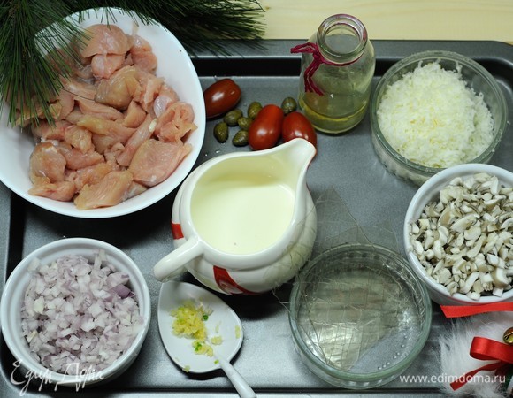 Мясо мелко режем. Также поступаем с грибами и луком. Выдавливаем чеснок.