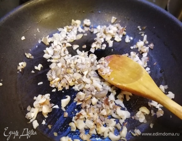 Половину нарезанного лука пассеруем на растительном масле 5 минут. Добавляем вешенки и жарим еще 5–7 минут. Перекладываем в миску.