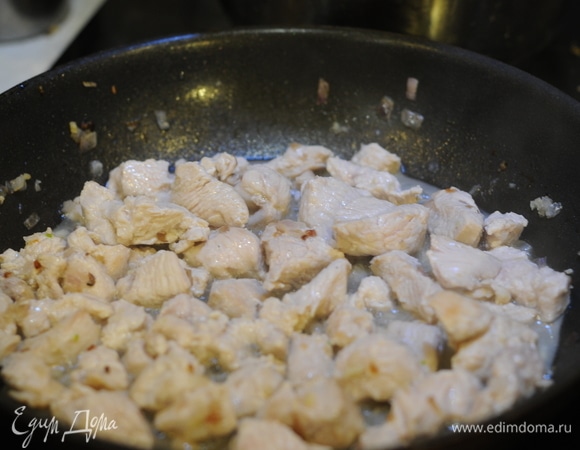 Вливаем половину сливок и доводим мясо до готовности.