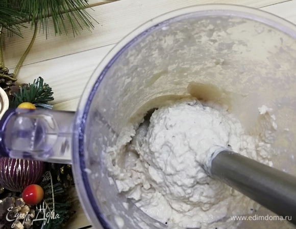 Перекладываем мясо в стакан, добавляем сливки и пробиваем блендером до однородного состояния.