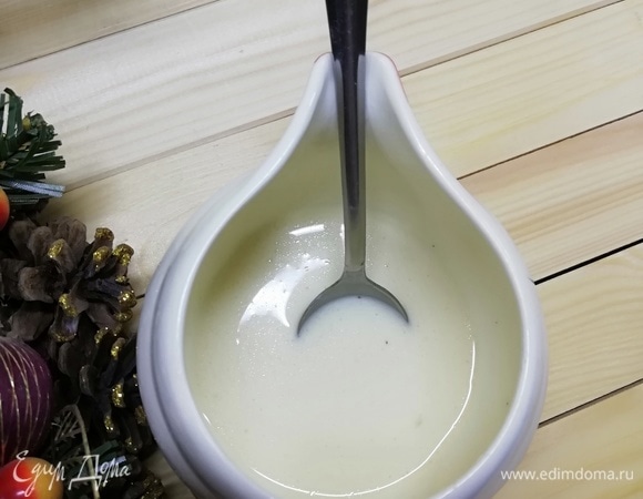 Если мусс получается жидковатым, можно добавить желатин. Для этого замачиваем на 2 минуты пластину желатина в холодной воде, отжимаем ее, смешиваем с ложкой горячих сливок. Наша начинка готова, можно ей начинять профитроли, если они уже испеклись.