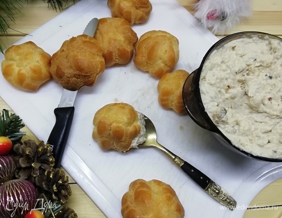 Надрезаем середину профитроли, не до конца. Заполняем начинкой. Готовые шарики убрать в холод до сборки.