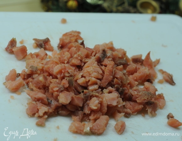 Рыбку мелко режем, вынимая кости, если они попадаются.