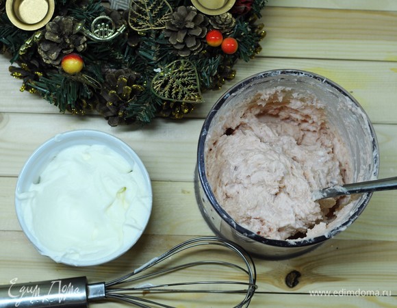 Рыбку и творожный сыр, вместе с 50 г сливок пробить блендером. Отдельно взбить оставшиеся сливки до пиков.