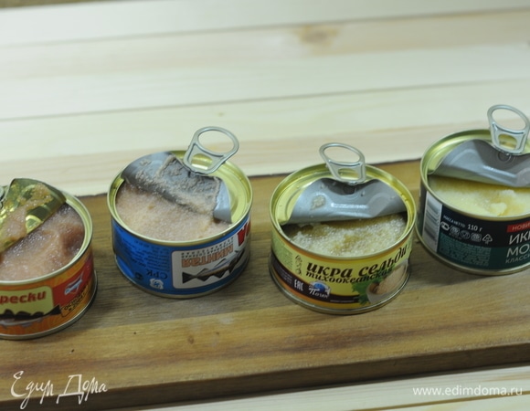 Для интересной начинки, с разнородной текстурой добавим к муссу из семги икру. В оригинале я хотела добавить икру летучей рыбы, но тобико нигде не нашла, поэтому ее можно заменить другой икрой. Была проведена дегустация доступной икры, с большим преимуществом выиграла икра мойвы — у нее приятный хруст и слабая соленость.