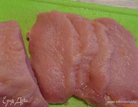 Свиное филе очистить от пленочек, тонко нарезать.