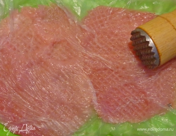 Хорошенько отбить ломтики.