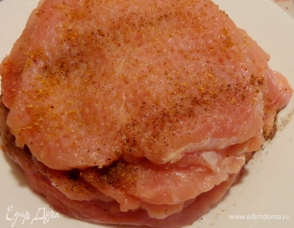 Посолить, поперчить и добавить любимые специи. Сложить стопочкой и дать полежать полчаса.