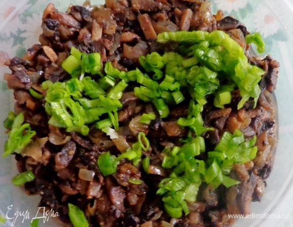 Тем временем заняться начинками. Грибы мелко нарезать и обжарить с луком. В готовые грибы добавить мелко нарезанный зеленый лук.