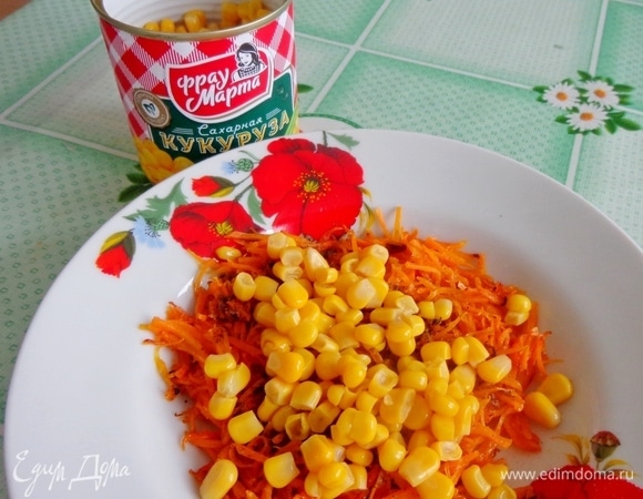 Натереть морковь на мелкой терке, обжарить с луком. Добавить консервированную кукурузу ТМ «Фрау Марта».