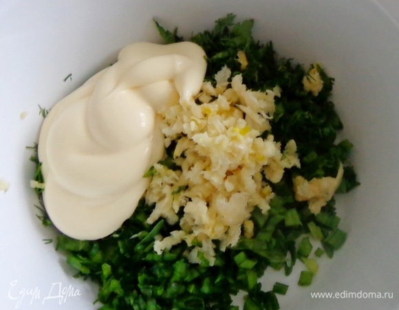 Укроп мелко нарезать, выдавить в него чеснок и добавить майонез.
