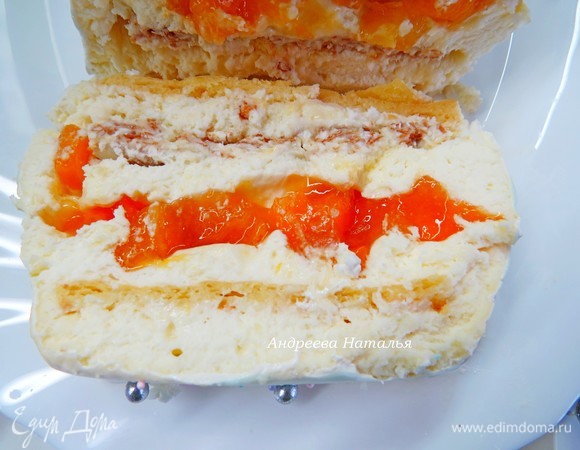 Сборка: достаньте из холодильника форму, мусс сложите в кулинарный мешок и отсадите небольшое количество на дно формы. На мусс положите половину бисквита. Распределите по всей поверхности тонкий слой мусса. Затем ровный слой джема из кураги. Слой мусса. Кокосовое пралине. Заключительный слой мусс и бисквит. Уберите в морозилку на ночь. Подача: Замороженное полено поливаем зеркальной глазурью и украшаем по желанию. У меня ёлочки из шоколада и посыпка. Аккуратно перекладываем наше полено на блюдо и оставляем в холодильнике размораживаться не менее 8 часов. Из-за хрустящей прослойки разрезать такой десерт удобнее всего горячим ножом-пилой.