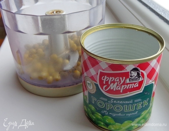 Зеленый горошек ТМ «Фрау Марта» пробить блендером и добавить к зелени.