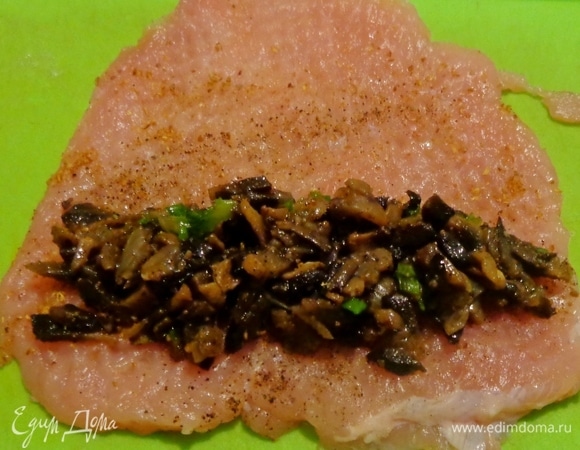 Дальше все просто: заворачиваем начинки в отбивные и в произвольном порядке укладываем по спирали в стеклянную или керамическую форму, которую потом можно будет поставить на стол.