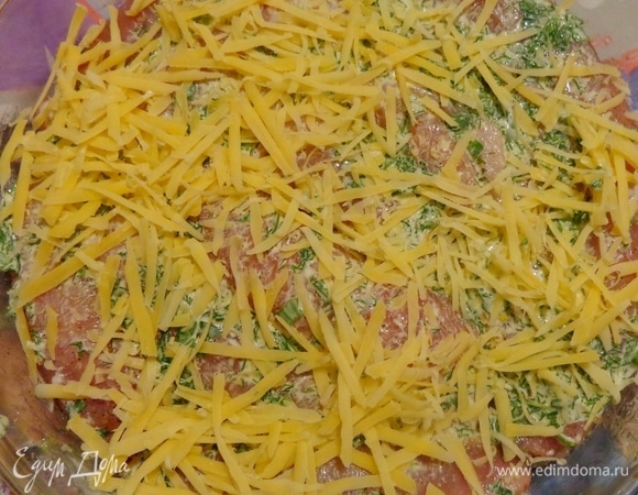 Плотно уложить отбивные в форму по кругу, смазать их майонезом и присыпать тертым сыром, чтобы они хорошо соединились между собой. Форму обернуть фольгой и поставить тушиться в духовку при 190°C до готовности (примерно на час).