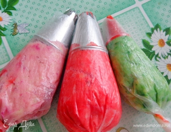 Пока готовится мясо, можно заняться картошкой. Отварить ее, слить воду. Добавить сливочное масло, соль, перец и хорошенько растолочь. Отложить немного пюре в три мисочки и добавить по капле пищевых красителей. Можно было, конечно, заморочиться с соками свеклы, шпината и морковки, но мне надо было ускорить процесс. К тому же, я не знала, как они поведут себя в духовке.