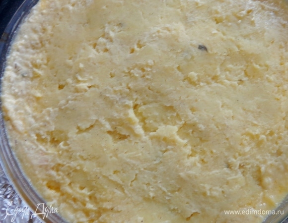 По всей поверхности формы разложить пюре и разровнять его.